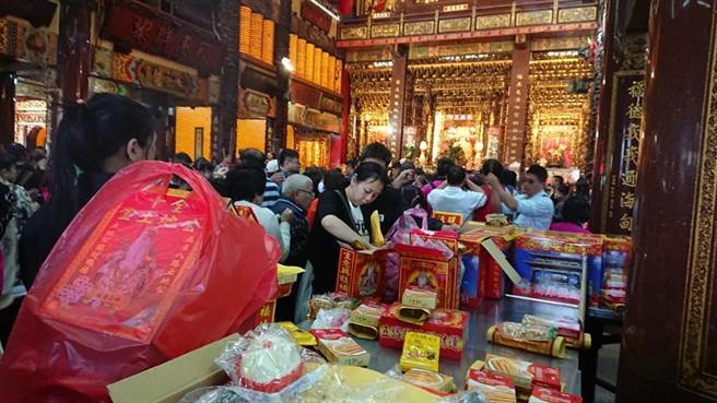 （屏东车城福安宫过年期间人潮与香火鼎盛的情况。图／林宪祥提供）
