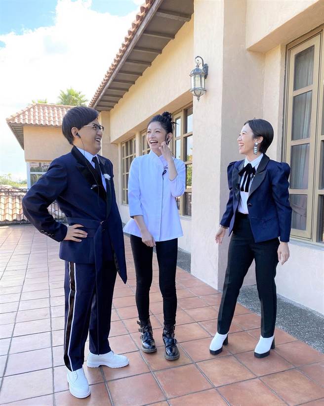 李千那（中）为黄子佼、Lulu主持的《婚礼歌手》乔装成餐厅服务生。（东森综合台提供） 