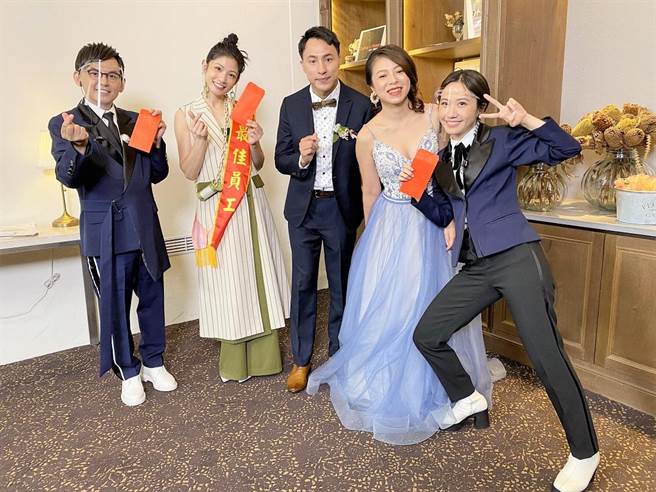 婚宴结束后，新人送上红包向李千那、黄子佼以及Lulu致谢。（东森综合台提供）