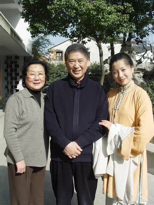 崑剧艺术家张继青（左起）曾应白先勇邀请，指导沈丰英演出《牡丹亭》的杜丽娘。（白先勇提供）