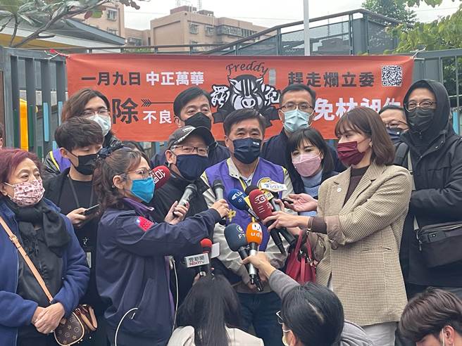 兩度對戰林昶佐的在地前立委林郁方（左三戴帽者）表示，若林昶佐被罷免，他不會再參與選舉。（黃婉婷攝）