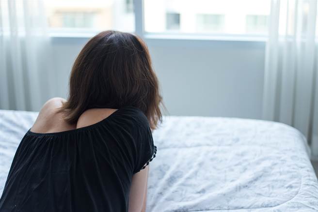 一名女子指控借住男同學家遭指侵，法官從對話訊息女子曾主動表示「那我要跟你睡」，及案發後與男子互動良好，判決男子無罪。（示意圖/shutterstock）