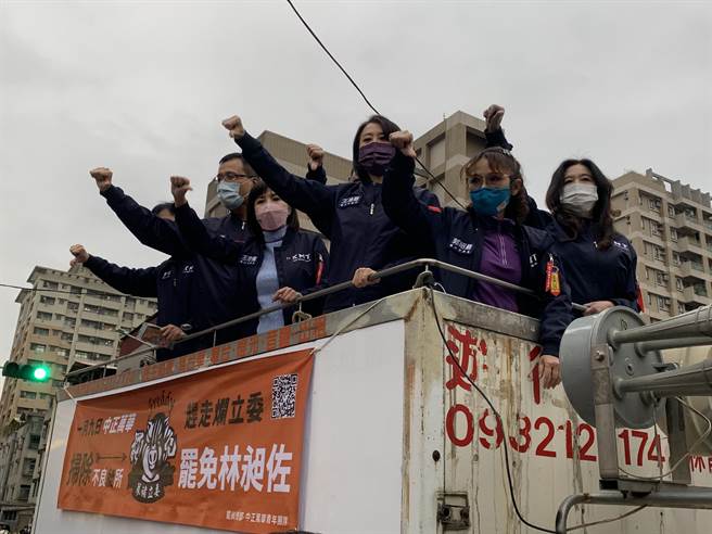 国民党北市议员宣讲后搭上战车，沿途扫街呼吁1月9日罢免林昶佐。（黄婉婷摄）