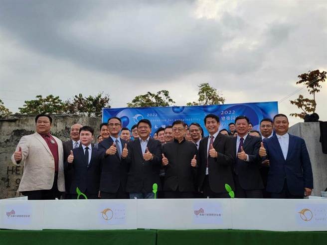 2022建筑园冶奖7日首度在屏东开锣，并且选在获得12项国际大奖的屏东县民公园，由屏东县长潘孟安(前排左四)和2022建筑园冶奖主任委员黄启伦(前排左五)等人共同启动。（图／顏瑞田）
