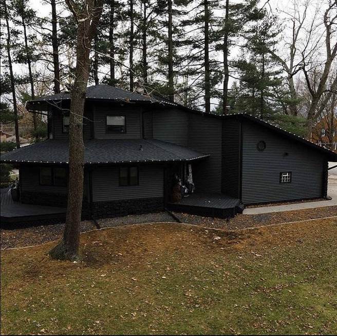 这栋八边形的黑宅被网友戏称为「佛地魔的家」。（图／翻摄自IG帐号「zillowgonewild」）