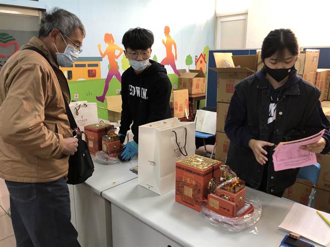 金酒公司推出新年贺岁大礼「福虎升丰」玉玺酒，售价是寓意一路发的1万6800元，今天在金酒公司福利大楼开卖。（李金生摄）