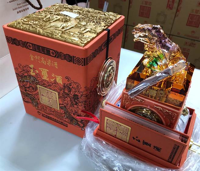 外观造型展现王者气势，璀璨亮丽的「福虎升丰」玉玺酒。（李金生摄）