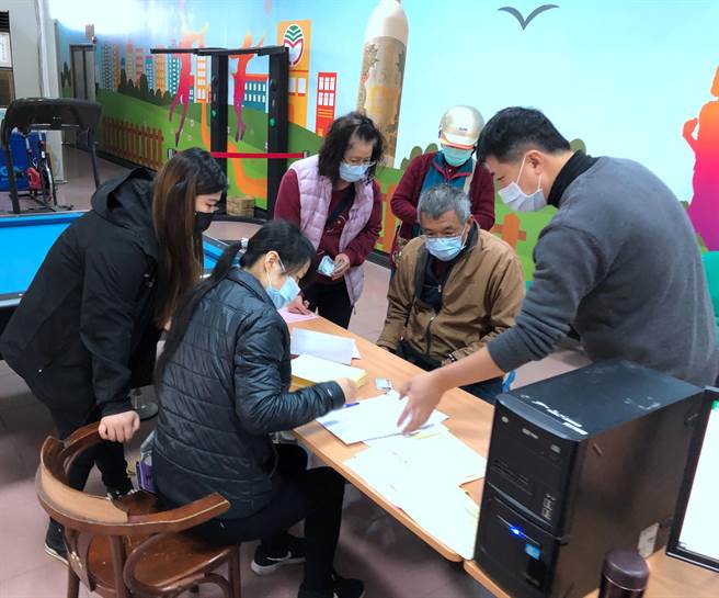 金酒「福虎升丰」玉玺酒今天开卖。首批来到的幸运买主是金城镇东门里的乡亲。（李金生摄）