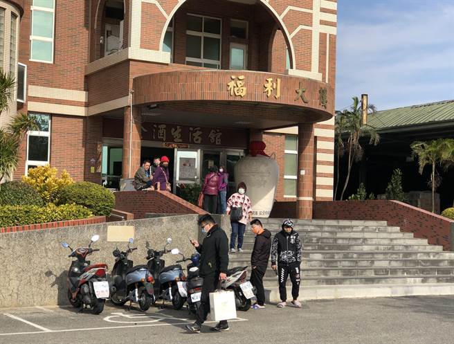 不少酒商到场收购，转手就有1倍以上的差价利润。（李金生摄）