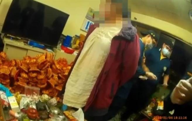 高雄前镇区、凤山区交界处某宫庙信徒顾姓男子因为积欠庙宇20余万元的法事金、莲花金，遭到宫主蔡姓女子持棍棒及铁槌狂欧致死，警方循线逮捕蔡女，全案依杀人罪嫌移送高雄地检署侦办。（翻摄画面／洪浩轩高雄传真）