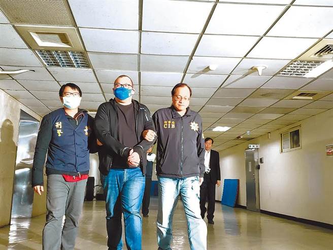 曾担任职篮球员经纪人的刘维霖2020年间涉嫌从色情网站下载P＋联盟球员谭杰龙等人不雅影片，并藉此威胁球员提供原味束裤、袜子，供他拿去卖钱；新北地检署另掌握刘男恐吓球星证据，昨再度发动搜索，警方在刘男家中查扣手机、电脑等证物，并拘提刘男到案，讯后依违反儿少性剥削罪嫌移送检方侦办。（本报资料照片）