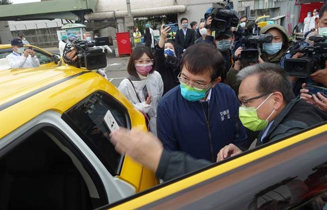 桃園機場排班計程車自委會主委黃良易向王國材部長說明計程車防疫整備。（圖／桃機公司提供）
