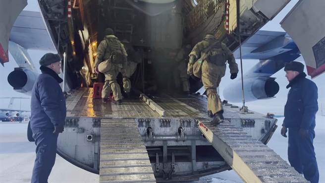 俄罗斯派遣维和部队前往哈萨克。(图/路透社) 