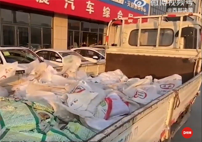 大陆一名男子用铜板买车，卡车货斗的麻布袋堆的超级高，袋中全是铜板。（翻摄微薄@西部决策）