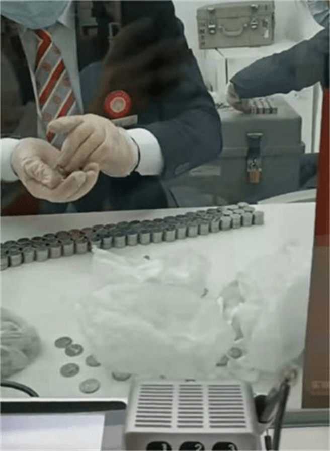 银行员清点零钱点到快崩溃。（翻摄搜狐新闻）