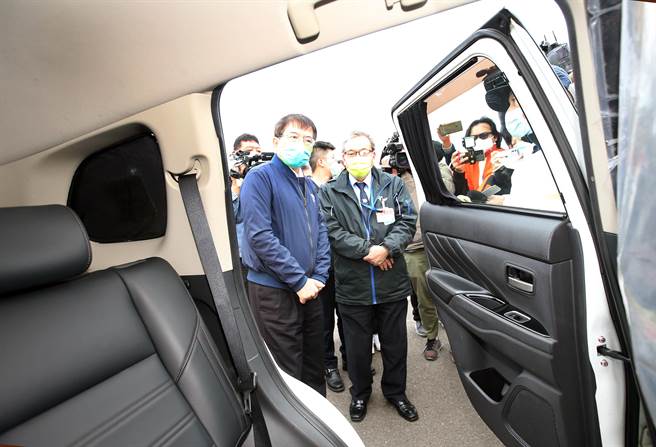 交通部長王國材（左）視察桃機防疫措施及防疫車隊時表示，已要求第一線工作人員要打完2劑疫苗才能上線。（范揚光攝）