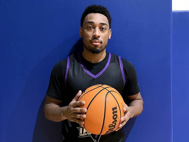 才被领航猿释出的吉伦，如今跳槽同在桃园、不同联盟的云豹。(桃园云豹提供)