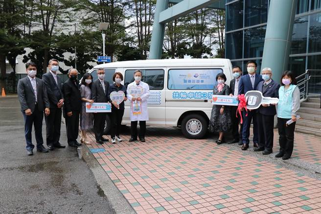 医疗巡迴车「扶轮卓越三号」搭载远距诊疗设备，嘉义市副市长陈淑慧(左六)亦到场支持。（嘉义基督教医院提供∕吕妍庭嘉义传真）