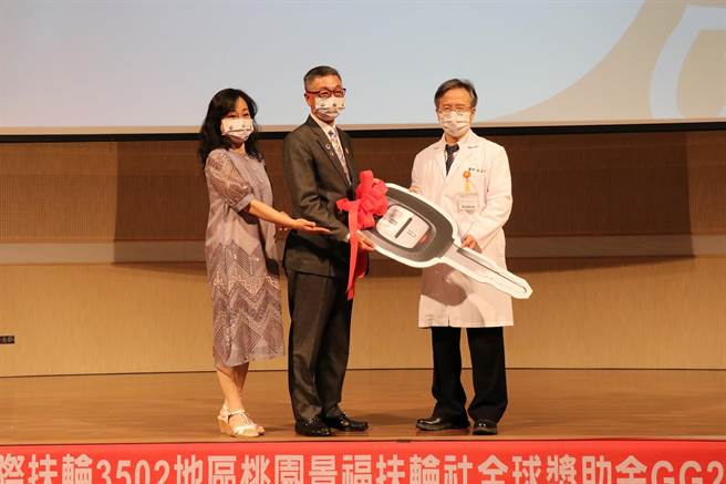 桃园景福扶轮社社长杨财胜(左二)致赠医疗巡迴车钥匙给嘉基院长姚维仁。（嘉义基督教医院提供∕吕妍庭嘉义传真）