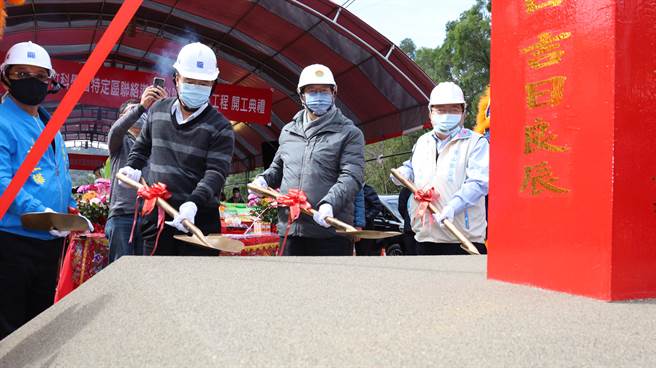 因应新竹科学园区宝山1、2期扩建，科环路拓宽工程7日开工，新竹县长杨文科（右二）、宝山乡长邱坤桶（右一）均出席动土典礼。（庄旻静摄）
