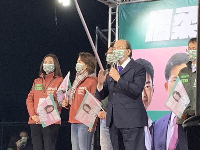 民進黨立院黨團總召柯建銘率5位新竹市議員上台助講。（王文吉攝）
