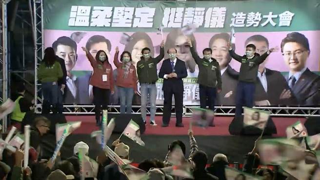 民進黨立院黨團總召柯建銘率5位新竹市議員上台助講。（王文吉攝）