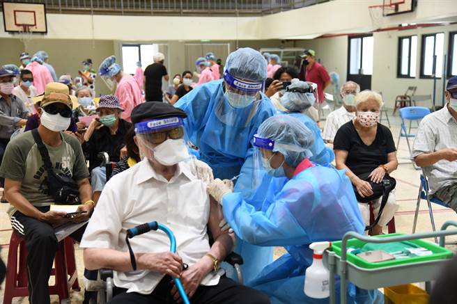 已接種兩劑新冠疫苗且間隔滿12周以上的滿18歲民眾，可接種1劑疫苗追加劑，花蓮有約10萬人符合第三劑施打資格。（資料照片）