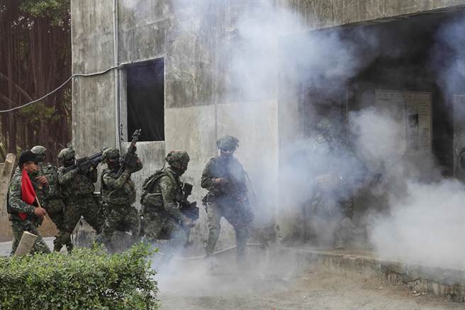 国军战训演练与时俱进，引进「实兵模拟接战系统」，在士兵装备上装设高科技感测仪器，结合爆破枪战声光实境，战士在城镇战演练中准备攻坚。（黄子明摄）