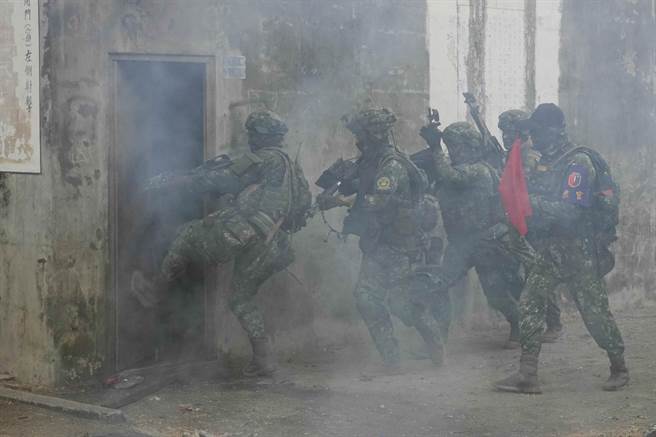 国军战训演练与时俱进，引进「实兵模拟接战系统」，在士兵装备上装设高科技感测仪器，结合爆破枪战声光实境，战士在城镇战演练逐屋攻坚。（黄子明摄）