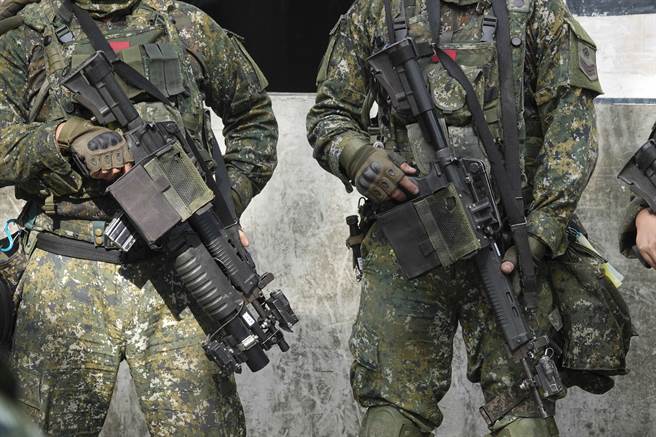 陆军步兵训练指挥部引进「实兵模拟接战系统」，在士兵枪管（见图）、钢盔与服装装设高科技感测仪器，结合爆破枪战声光实境，战士在训练中可贴近实战情境，且能模拟遭受枪击战损战情况。（黄子明摄）