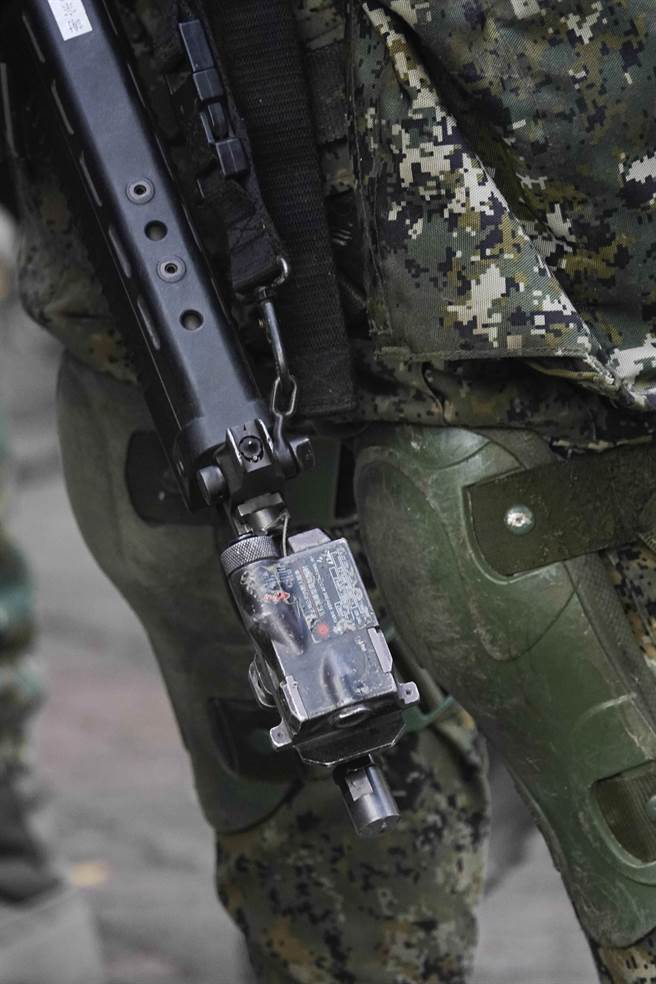 陆军步兵训练指挥部引进「实兵模拟接战系统」，在士兵枪管（见图）、钢盔与服装装设高科技感测仪器，结合爆破枪战声光实境，战士在训练中可贴近实战情境，且能模拟遭受枪击战损战情况。（黄子明摄）