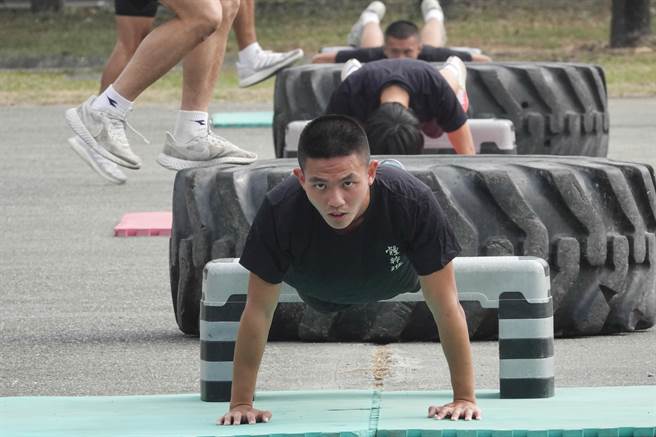 军步训部体干班学员在教练场进行体能训练；国军战训演练引进运动科技训练系统，找出学员个别体能及身体差异，强化弱点提升学员训练成效。（黄子明摄）