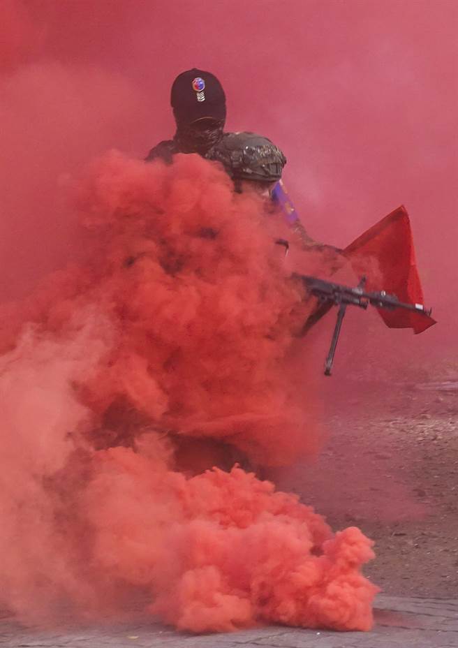 军步兵训练指挥部学员在城镇战训练中，扮演红军官兵在烟雾弹掩护下攻击前进。（黄子明摄）