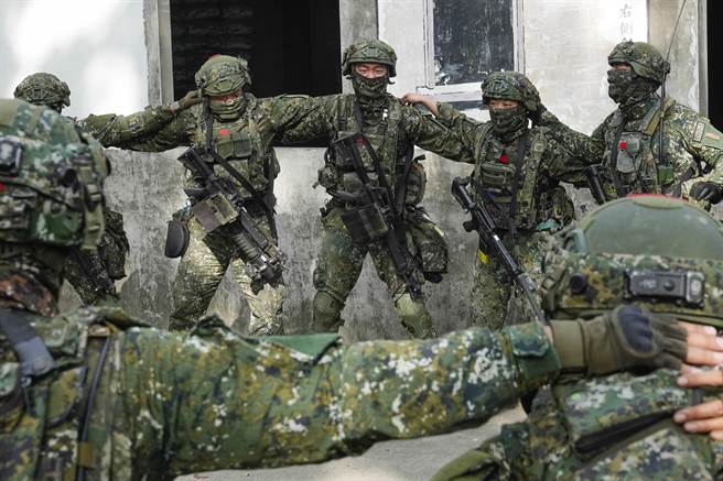 国军战训演练与时俱进，陆军步训部学员演练城镇战结束后，参演部队在现场立即举行连队与分组训后检讨会，士官兵一起做出搭肩团呼等动作，凝聚战斗向心力，显现国军现代化训练活泼的一面。（黄子明摄）