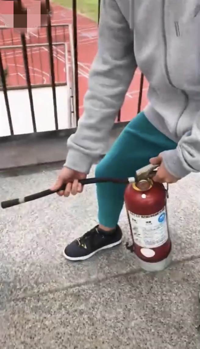 一名ID为「优雅中的悠亚」网友，在自己的IG帐号上传一则影片，影片中疑似为北市阳明高中的学生在新大楼玩灭火器。（摘字抖音「优雅中的悠亚」影片）