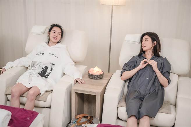 小S（左）在《熙娣想聊》中与来宾贾静雯大聊人妻话题。（CATCHPLAY提供）