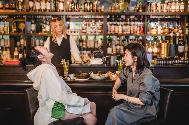 小S（左）在《熙娣想聊》中与来宾贾静雯大聊人妻话题。（CATCHPLAY提供）