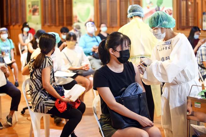 第三剂疫苗全面开放18岁以上民眾，只要与第二剂间隔12周就能施打，前台大感染科医师林氏璧就表示，第三剂首选是mRNA疫苗。(示意图／资料照、邓博仁摄)