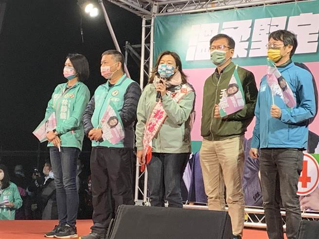 民进党立委候选人林静仪（中）登台造势。（王文吉摄）