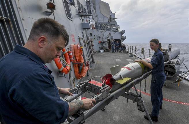 美国国防部所属网站发布消息称，美海军查菲号驱逐舰近日在南海海域开展训练，内容包括舰载直升机的起降作业、鱼雷维护与装填训练。（图／DVIDS)