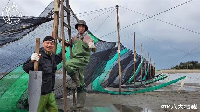 郑人硕（左）为《世界第一等》献出外景主持处女秀。（八大提供）