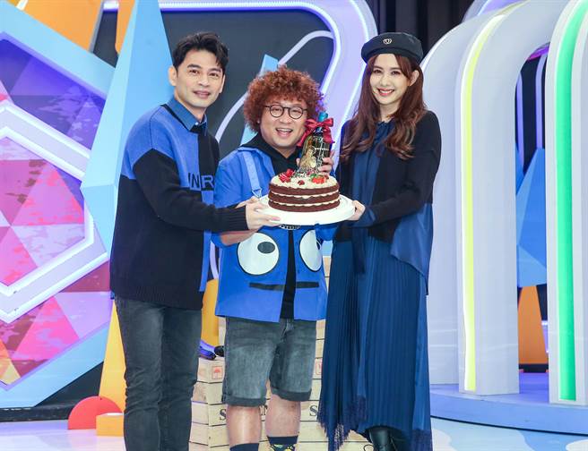 阿Ken（左）、安心亚（右）今替纳豆欢庆41岁生日。（粘耿豪摄）