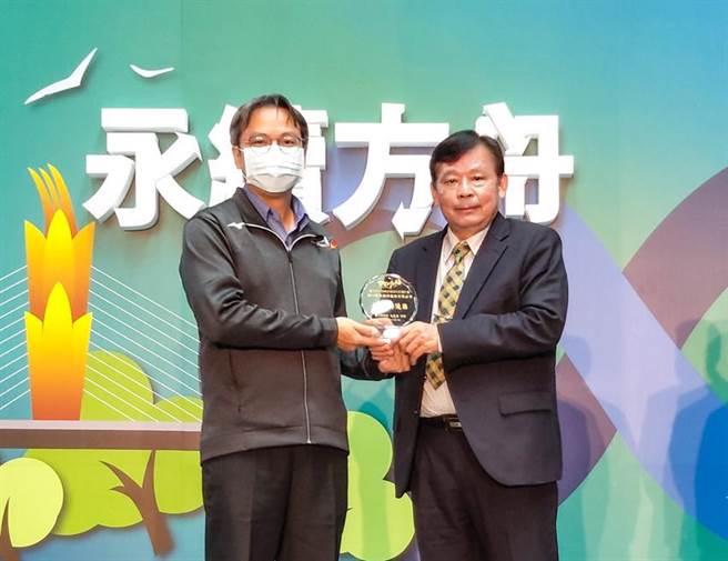 第一銀行獲雲林縣節電特優獎，雲林縣政府建設處處長李俊興(左)與第一銀行資深協理周金山(右)合影。（圖／第一銀行提供） 
