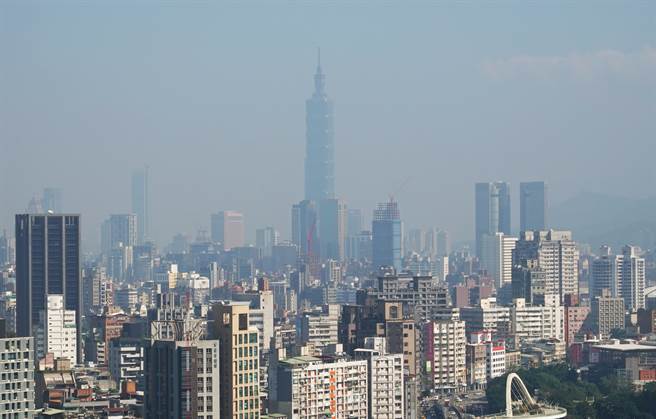 明(7日)天氣稍回溫，水氣稍減，下周二(11日)另一股冷空氣南下，氣溫再次驟降。（報系資料照/姚志平攝)