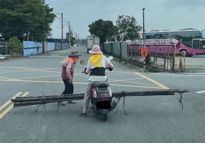 阿嬷骑到一半还把车停在路中间，跟另一个阿嬷聊天。（翻摄爆料公社App）