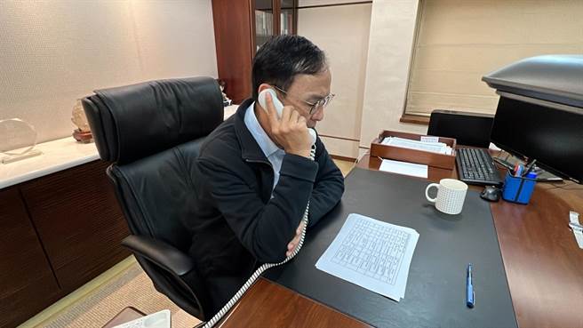 中二立委補選在即，國民黨上下全面啟動，黨主席朱立倫連日來為國民黨候選人顏寬恒電話催票。（國民黨提供）