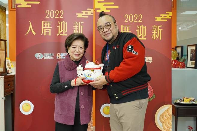 陈淑芳准备一尊日式招财猫偶送给叶天伦导演。（青睐提供）