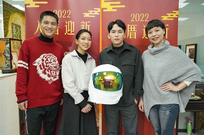 《星空男孩》演员李冠毅（左起）、陈妤、巫建和、黄舒湄祝贺青睐影视搬新家。（青睐提供）