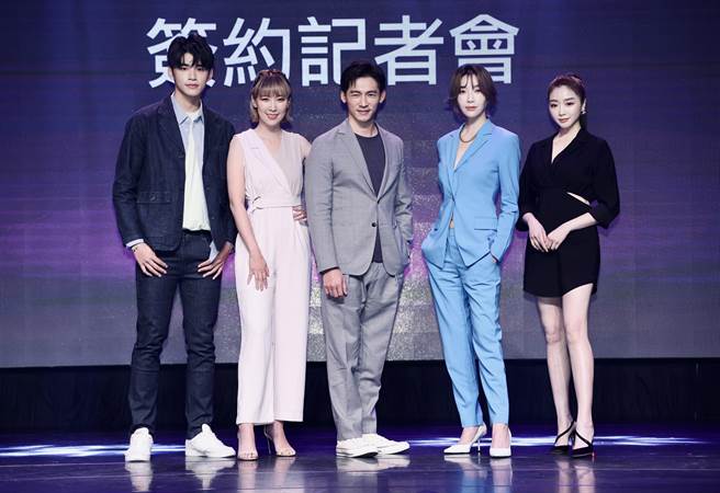 王品澔（左起）、李懿、温昇豪、蔡淑臻、成語蕎昨出席簽約記者會。（羅永銘攝）
