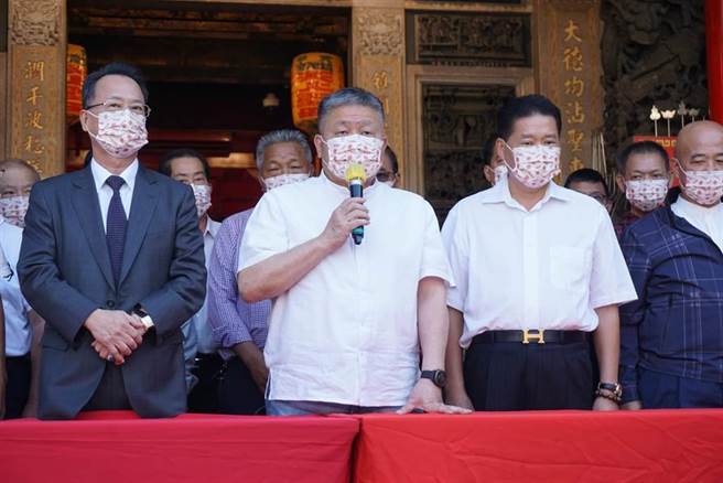 顏宽恒之父顏清标（中）。（本报资料照片）